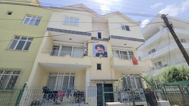 Evinin duvarına Ferdi Tayfur’un ışıklı panosunu yaptırdı