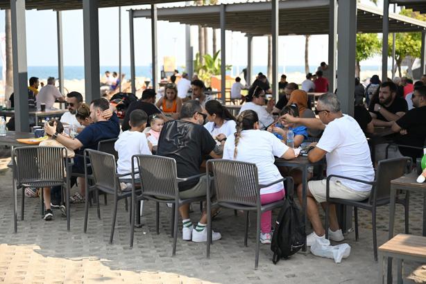 Mersin Büyükşehir’in Akdeniz manzaralı kafelerine bu bayramda da yoğun ilgi