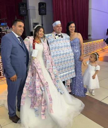 Düğünde damada paradan yelek giydirdiler