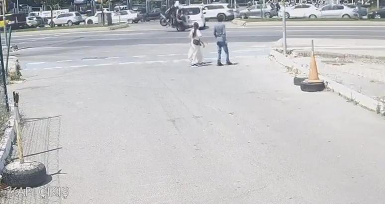 İstanbul - Kartal'da motorize polis ekibi kontrolsüz dönüş yapan araca çarptı: 2 yaralı