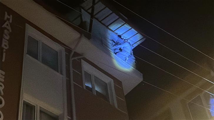 Eşiyle tartışıp çatıya çıktı