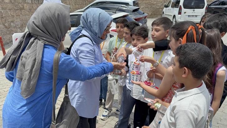 Midyat’ta öğrenciler, esnaf ve turistlerin bayramını kutladı