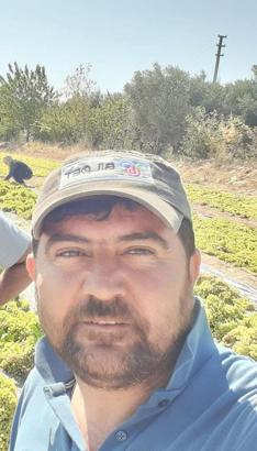 Devrilen traktörünün altında kaldı