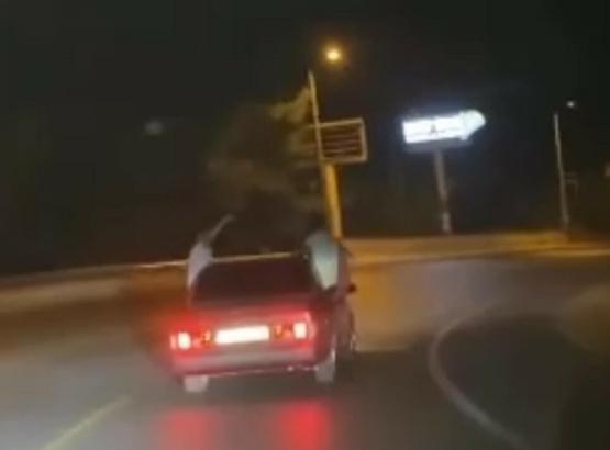 Otomobil penceresinden sarkarak yolculuk yaptılar