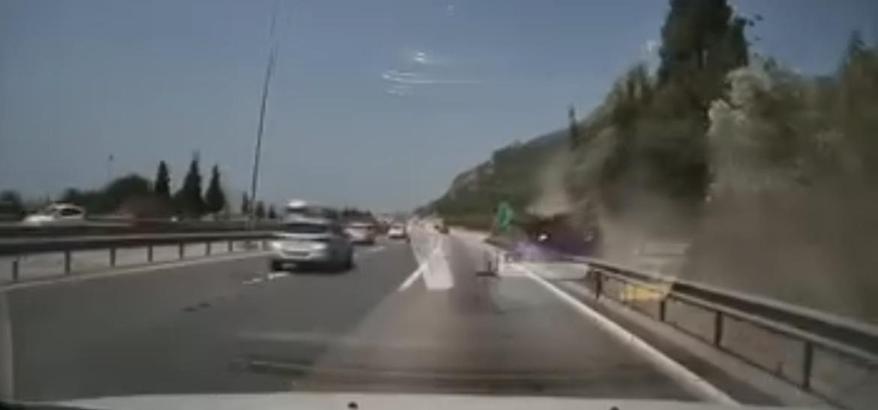 TEM Otoyolu'nda cip, bariyerlere çarpıp sürüklendi: 2'si çocuk 7 yaralı