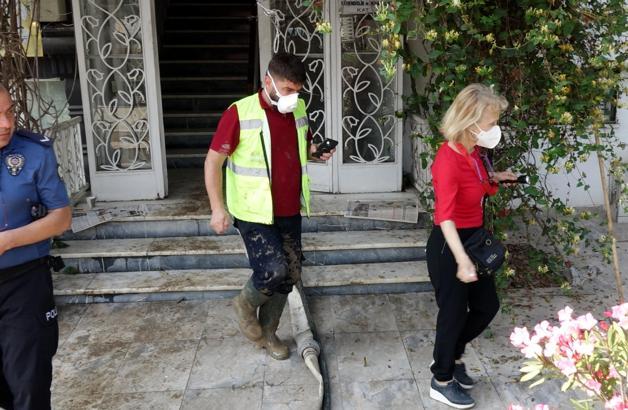 Belediye işçileri, sel temizliğinde karbonmonoksit gazından etkilendi