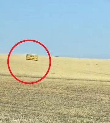 Biçerdöverden kopan römork devrildi; o anlar kamerada