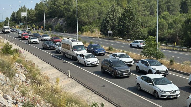 Muğla'da 10 kilometrelik araç kuyruğu oluştu