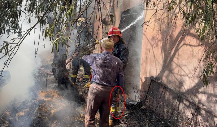 Ev sahibi, elindeki keserle itfaiyecilere yardıma koştu