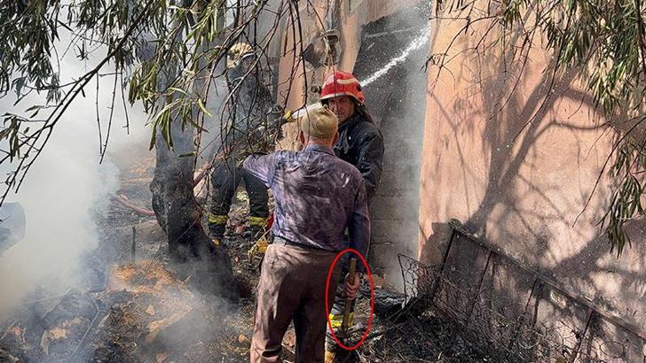 Ev sahibi, elindeki keserle itfaiyecilere yardıma koştu