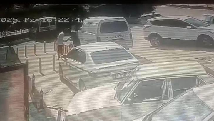 Tokalaştığı kişiyi tabancayla bacaklarından vurdu; o anlar kamerada