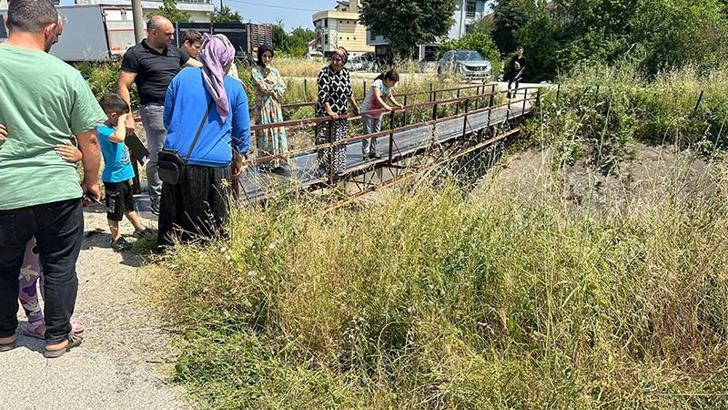 Yaya köprüsünden dereye düşen çocuğu çevredekiler kurtardı