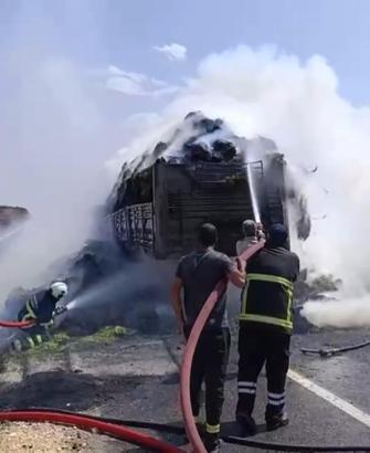 Mardin'de saman yüklü TIR, alev alarak yandı