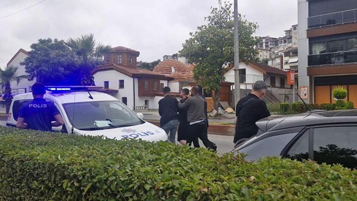 Tanımadığı kadına gül vermek istedi, reddedilince bıçak gösterdi