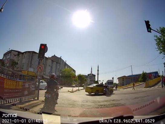 İstanbul - Şişli’de taksi ile çarpışan motosikletin sürücüsü yaralandı