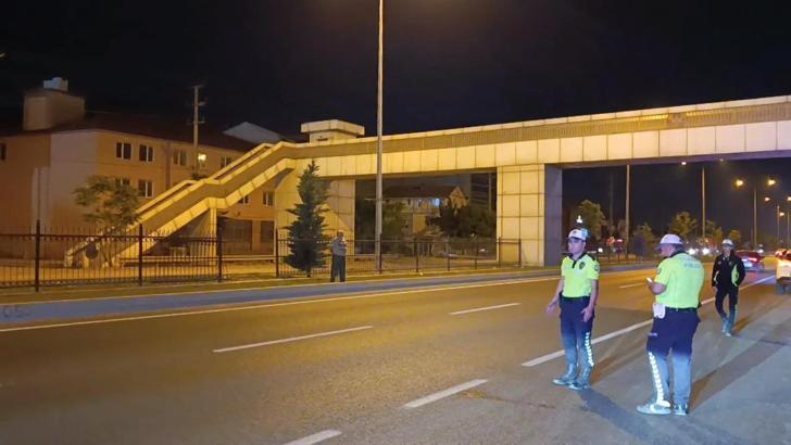 Üst geçidi kullanmayıp, yoldan karşıya geçmeye çalışan yayaya otobüs çarptı