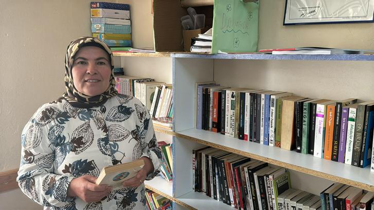 İlçenin ilk kadın muhtarı, mahallesine kütüphane kazandırdı
