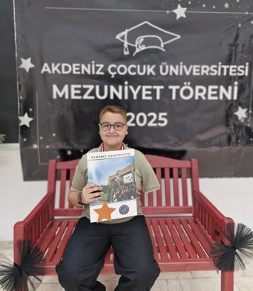 19 saat kaldığı enkazda kolunu kaybeden Üstün'ün hayali pilotluk