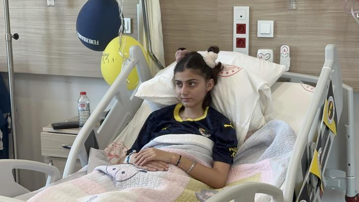 Kendisine çarpan otomobilin altından çıkarılıp 'entübe' edilen liseli Sena, sağlığına kavuşuyor