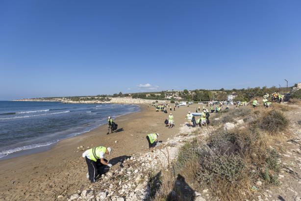 Çevre gönüllülerinden sahil temizliği