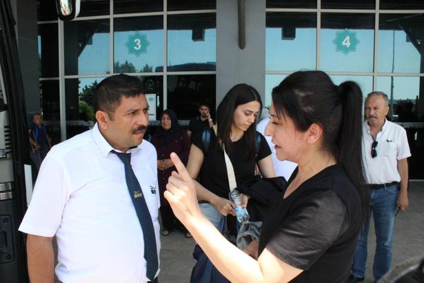 Yolcu gibi otobüse binen komiser, telefonla konuşan şoföre ceza kesti