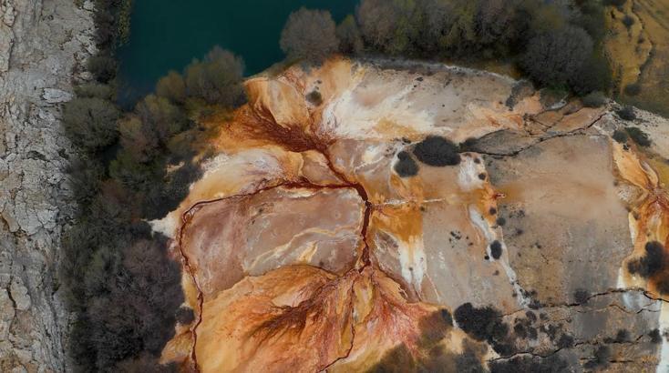 Kızıl travertenlerden oluşan Otlukbeli Gölü, doğaseverleri bekliyor