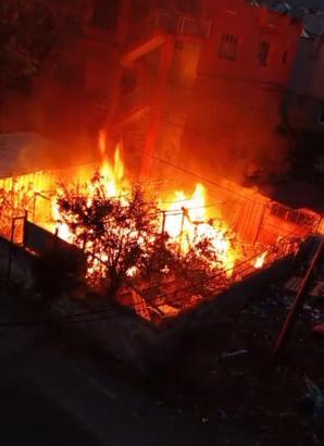 Bahçedeki çadır yandı