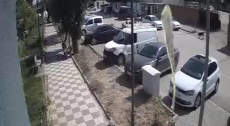 Sokak köpeklerinin çocuklara saldırdığı anlar kamerada