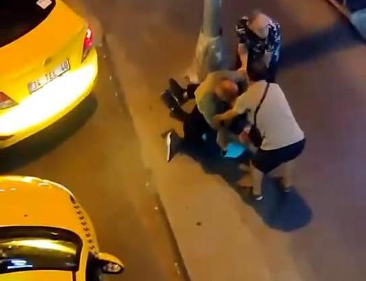 İstanbul - Avcılar'da taksicilerin müşteri alma kavgası: Yumruk atıp yerde sürüklediler