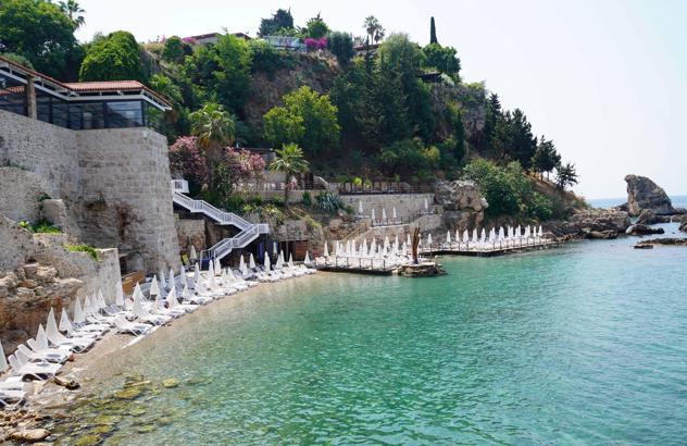 Plajdaki 1000 liralık şezlong ücreti, yarıya düşürüldü