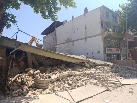 2 katlı bina yıkım sırasında çöktü