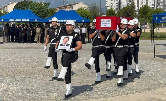 Kanser tedavisi sırasında hayatını kaybeden polise veda