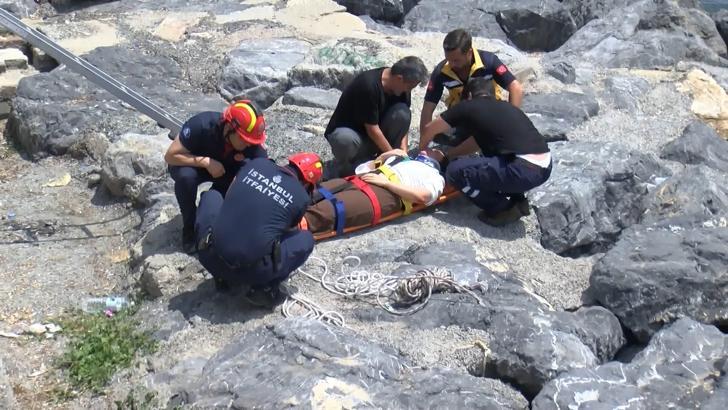 İstanbul - Zeytinburnu'nda kayalıklara düşüp yaralanan kadını itfaiye kurtardı