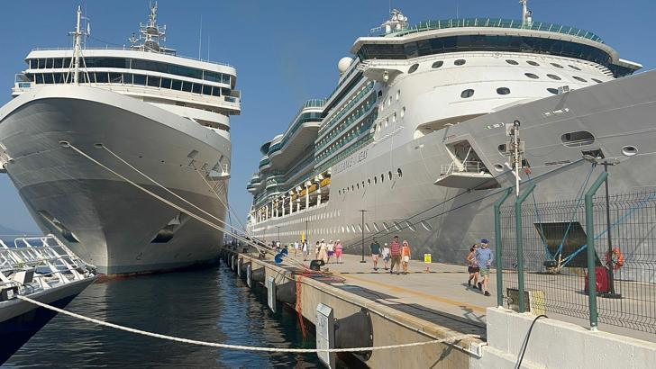 Bodrum'a 2 kruvaziyer toplam 2 bin 935 turist getirdi