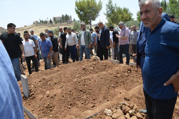 İzmir'de kazada ölen 3 kardeş, Mardin’de yan yana toprağa verildi