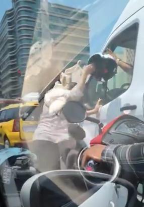 Trafikte sıkıştırdığını iddia ettiği kamyon şoförüne kaskıyla vurmaya çalıştı