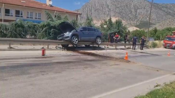 Otomobil, bariyere asılı kaldı: 1 yaralı