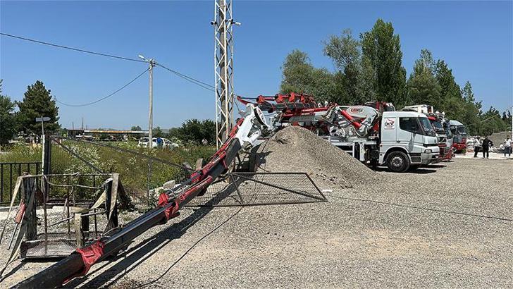 Bayrak asmak için çıktıkları vinç devrildi; 2 işçi yaralı
