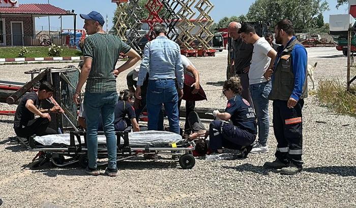 Bayrak asmak için çıktıkları vinç devrildi; 2 işçi yaralı