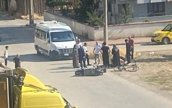 Servis minibüsü ile çarpışan motosikletin sürücüsü yaralandı