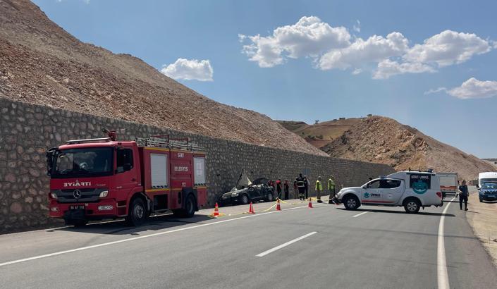 Siirt'te otomobil ile hafriyat kamyonu çarpıştı: 1 ölü, 4 yaralı