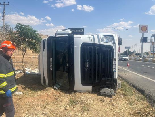 Mardin’de yol kenarında devrilen TIR’ın şoförü yaralandı
