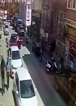 Sürücüsünün geri viteste unuttuğu otomobil, mobilya mağazasına girdi (2)