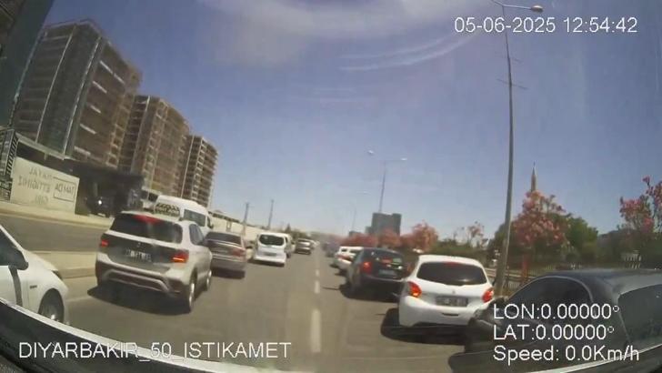 Sürücülerin fermuar yöntemiyle ambulansa yol verdiği anlar kamerada