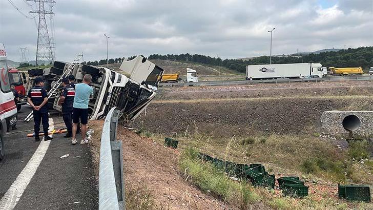 Kocaeli'de karpuz yüklü TIR devrildi; 1 ölü, 3 yaralı