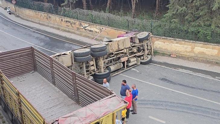 Beykoz'da geri manevra yapan su tankeri devrildi