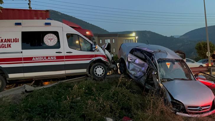 Bursa’da ambulans ile otomobil çarpıştı: 1 yaralı