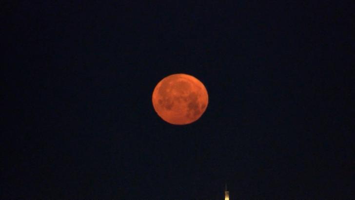 İstanbul- Yazın habercisi 'Çilek Dolunayı', eşsiz görüntüler oluşturdu