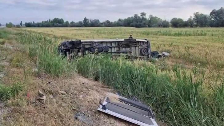Düğünden dönenleri taşıyan minibüs şarampole devrildi: 1'i ağır, 17 yaralı