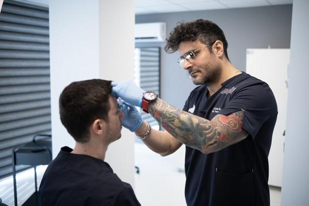 ‘Saç ekimi sadece fiziksel bir değişim değil, aynı zamanda kişisel bir dönüşüm sürecidir’